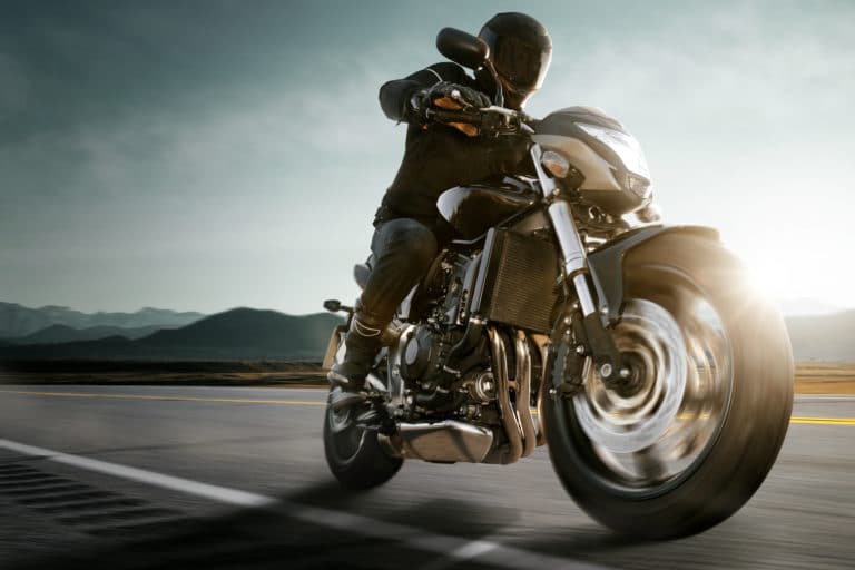 Motorrad auf Landstraße.